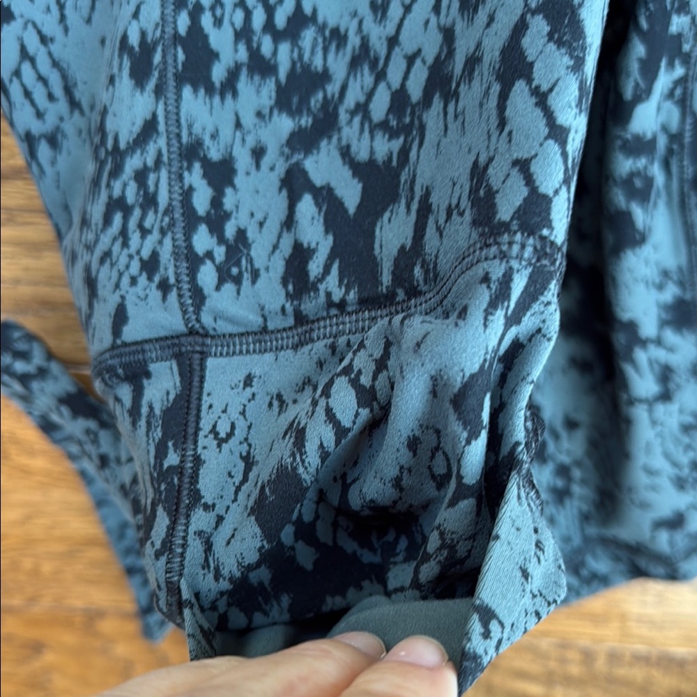 Athleta Salutation Stash Pocket II Printed 7inch short - Picture 4 of 7